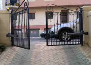 puerta batiente 300x214 - Puertas de Garaje Barcelona