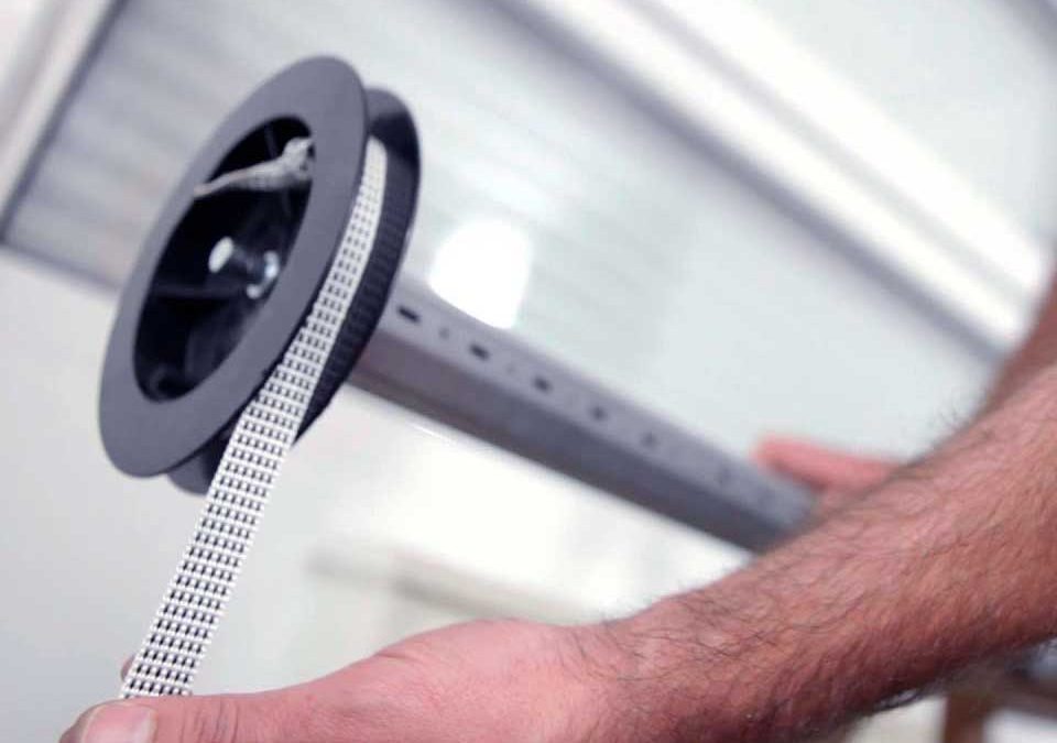 como Cambiar cinta de persiana 960x675 - Cómo cambiar o reparar una persiana de casa
