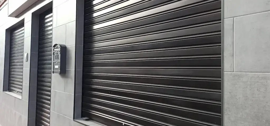 Como instalar persianas para local o comercio 1024x480 - ¿Como instalar persianas para local o comercio?