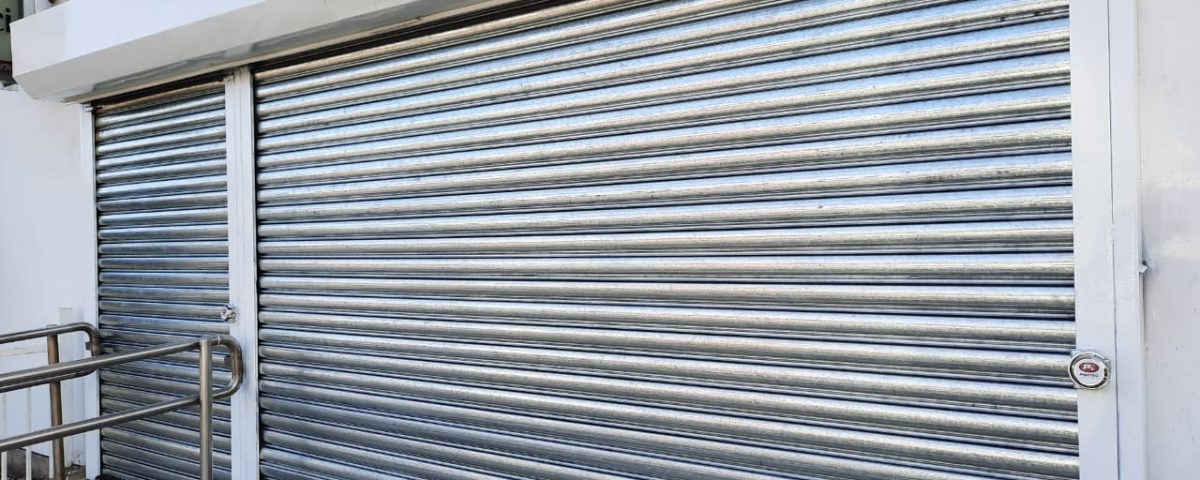 persianas metalicas para locales comerciales 1200x480 - ¿Cuáles son las mejores opciones de persianas metálicas para locales comerciales?