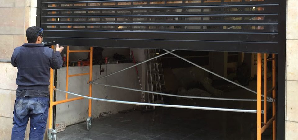 Comparar los servicios instalacion de persianas metalicas 960x450 - Comparar los servicios de instalación de persianas metálicas en Barcelona