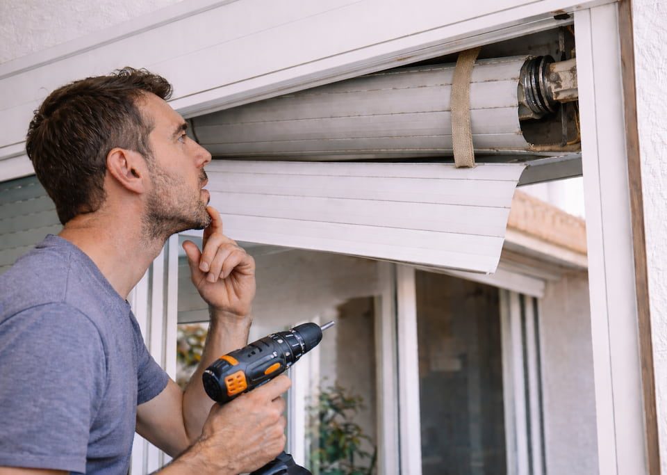 Encuentra servicios de reparacion urgente de persianas Barcelona 960x683 - Encuentra servicios de reparación urgente de persianas en Barcelona