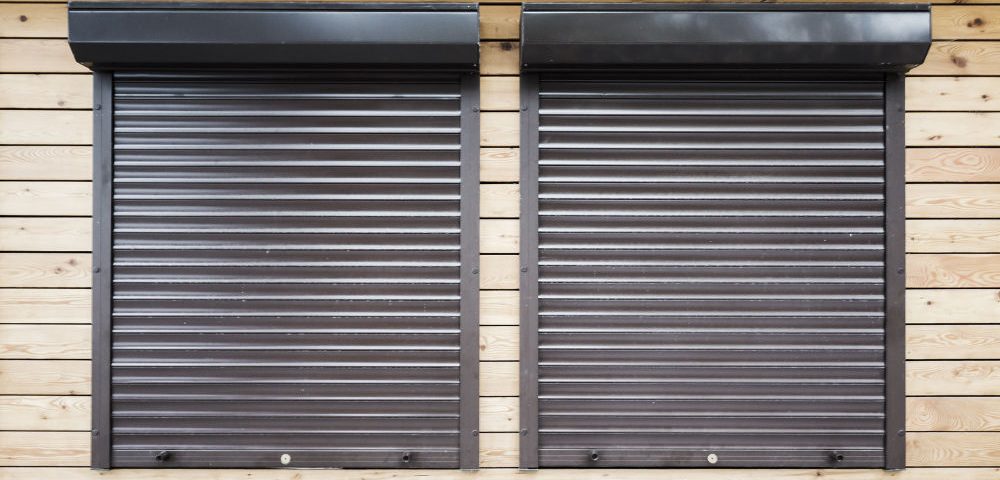 Que opciones de persianas metalicas son mas seguras viviendas 1000x480 - ¿Qué opciones de persianas metálicas son más seguras para viviendas?