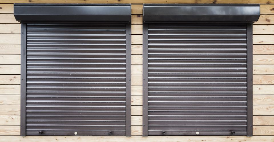 Que opciones de persianas metalicas son mas seguras viviendas 960x500 - ¿Qué opciones de persianas metálicas son más seguras para viviendas?