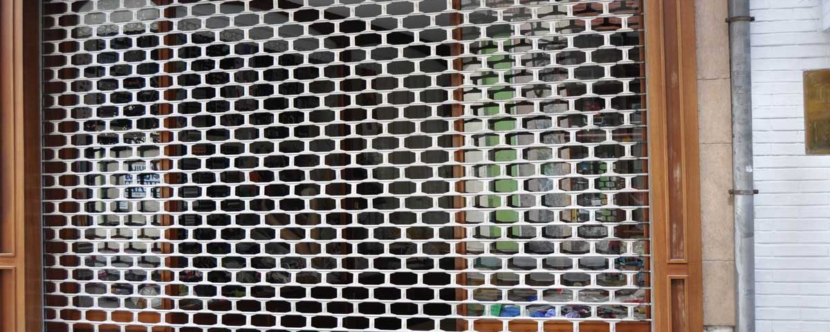 ¿Que tipo de persianas metalicas son mas populares para locales comerciales Barcelona 1200x480 - ¿Qué tipo de persianas metálicas son más populares para locales comerciales en Barcelona?