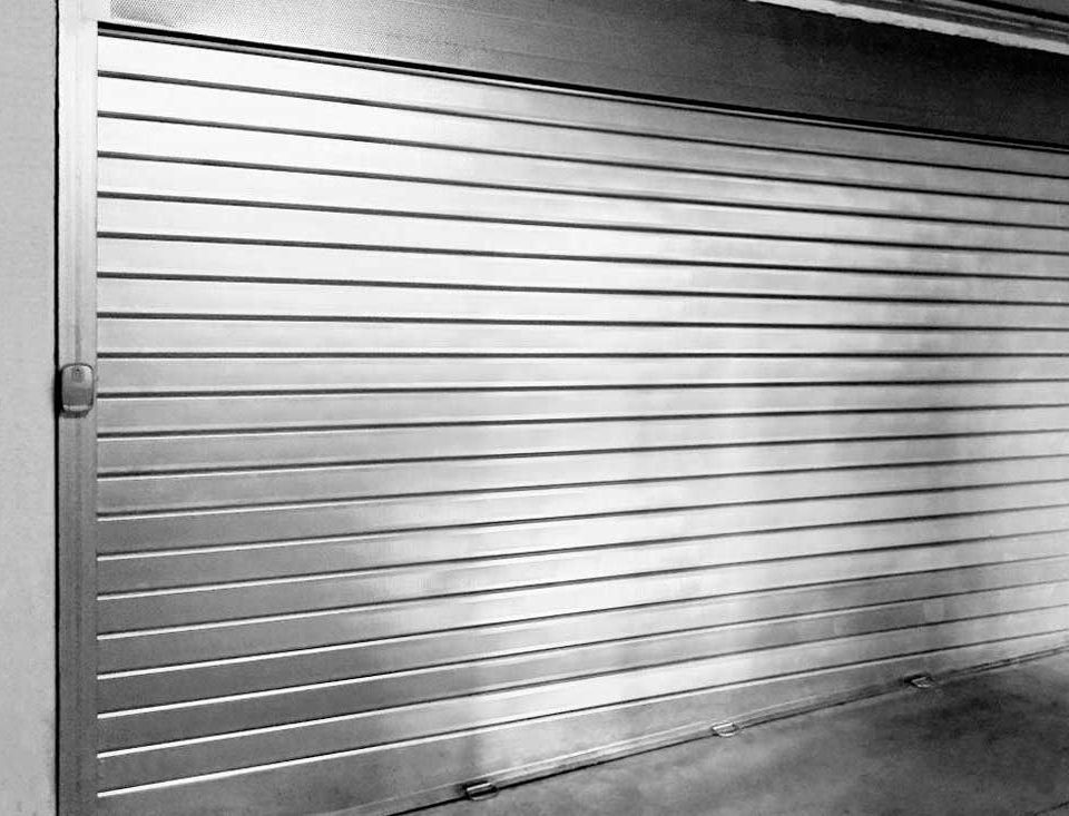 Como elegir las mejores persianas metalicas para locales Barcelona 960x733 - ¿Cómo elegir las mejores persianas metálicas para locales en Barcelona?