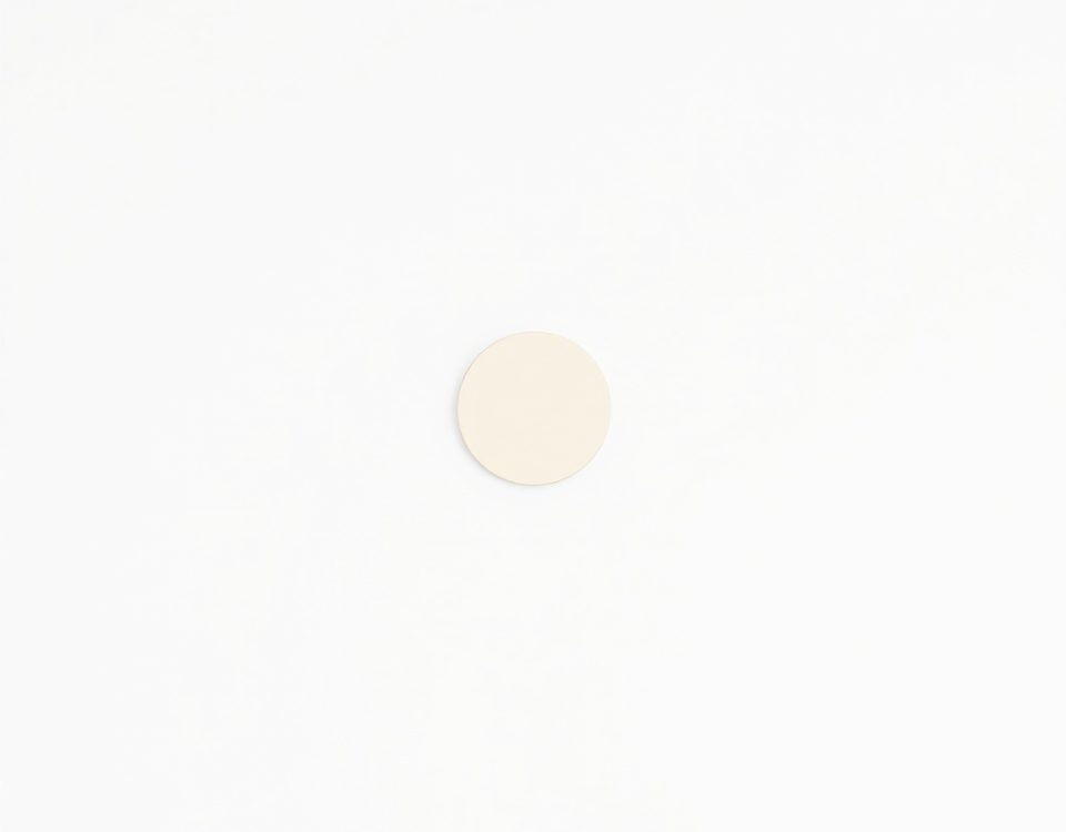 Composición Bauhaus con círculo y rectángulo en blanco, simbolizando claridad; proveedores confiables de persianas metálicas en Barcelona.