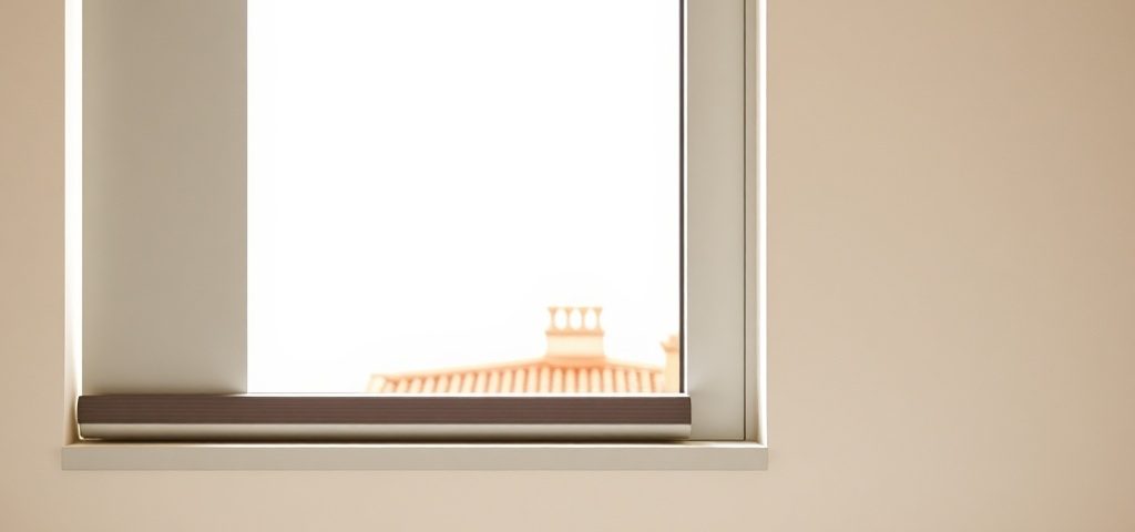 Módulo de persianas metálicas en gris mate con luz suave, fondo de tejados de Barcelona; ideal para encontrar ofertas de instalación. Módulo de persianas metálicas en gris mate con luz suave, fondo de tejados de Barcelona; ideal para encontrar ofertas de instalación.