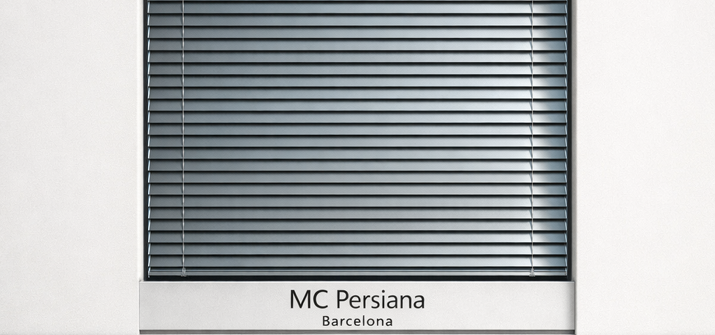 Ventana rectangular con persianas metálicas cerradas en un fondo minimalista; ideal para locales comerciales en Barcelona.