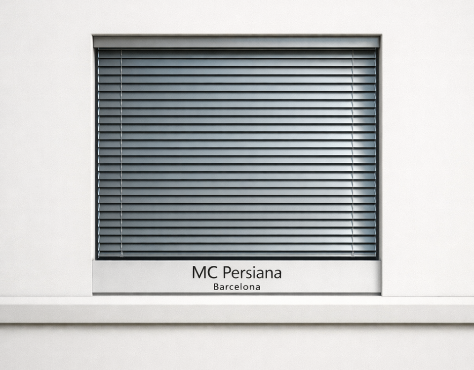 Ventana rectangular con persianas metálicas cerradas en un fondo minimalista; ideal para locales comerciales en Barcelona.
