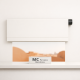 Persiana automática geométrica en blanco mate con motor de carbón, en un ambiente minimalista y cálido de Barcelona. Donde puedo comprar las persianas automaticas mas seguras en Barcelona.