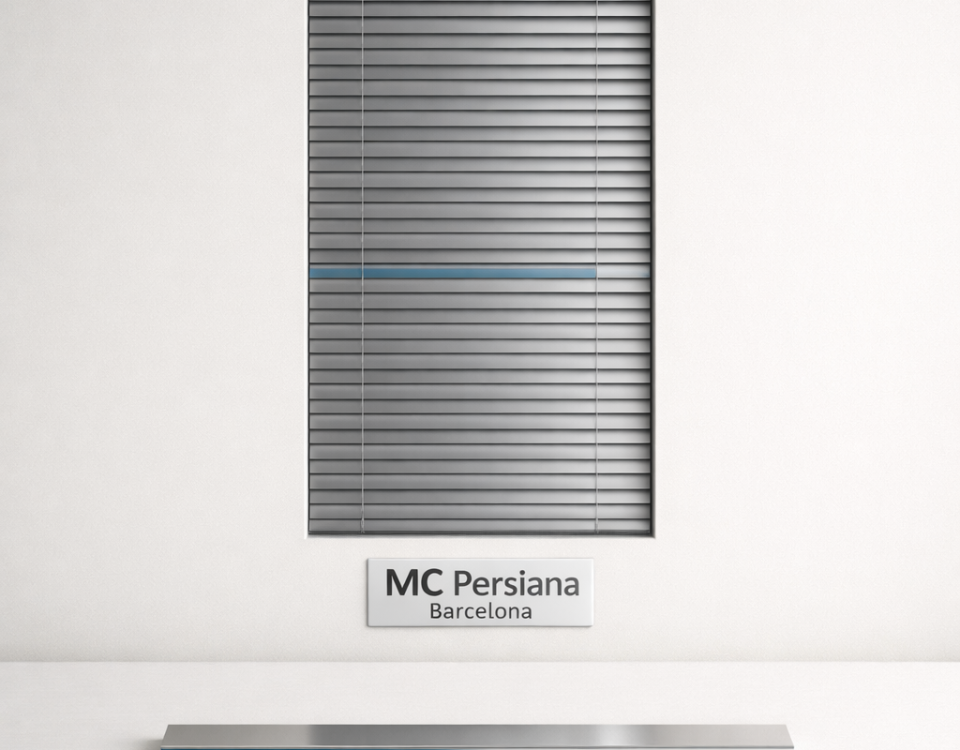 Composición minimalista con ventana y persianas metálicas; ideal para locales comerciales. Cuales son las persianas metalicas mas recomendadas para locales comerciales.