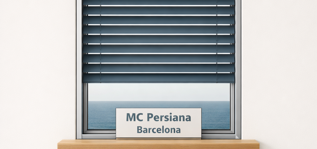 Ventana minimalista con persianas en Badalona, luz suave y horizonte azul, ideal para quienes buscan la mejor instalación de persianas.