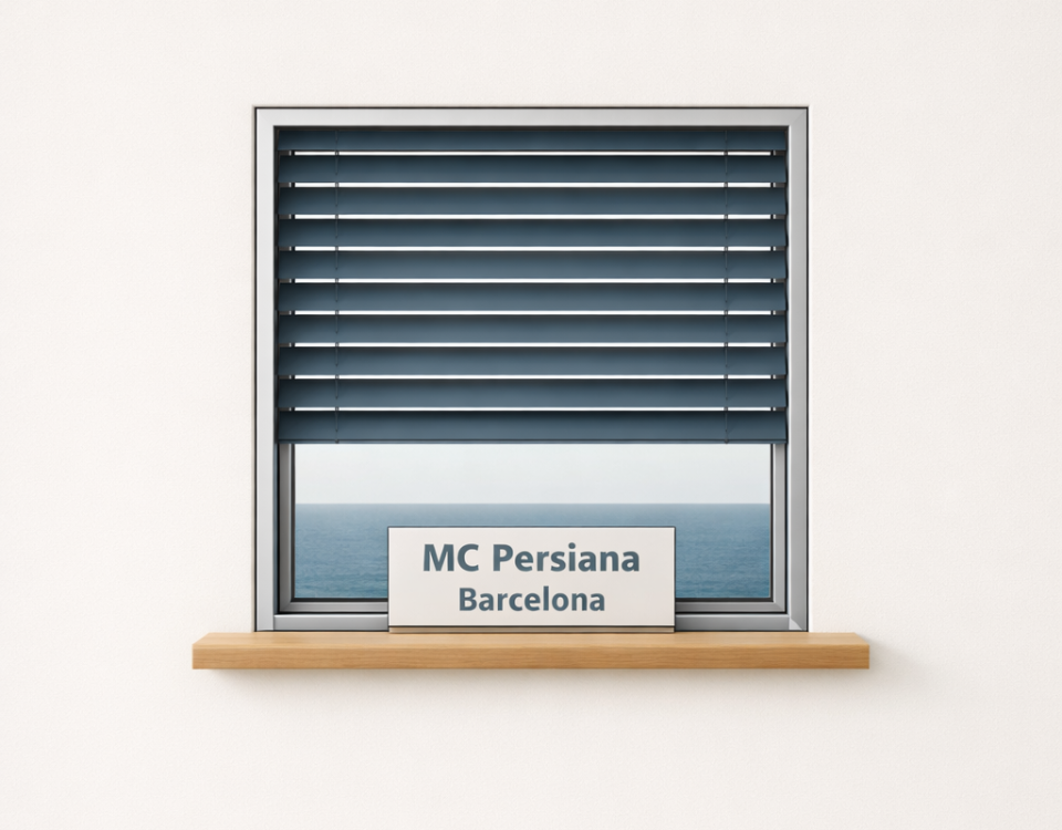 Ventana minimalista con persianas en Badalona, luz suave y horizonte azul, ideal para quienes buscan la mejor instalación de persianas.