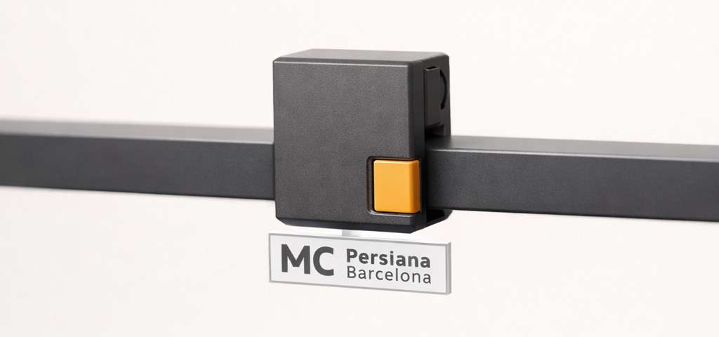 Cerradura de seguridad para persianas en un fondo blanco, destacando su diseño minimalista y la luz suave del día.