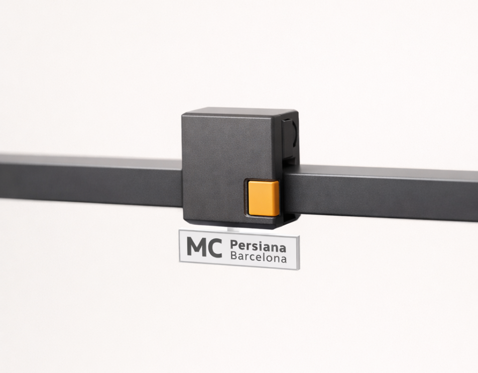Cerradura de seguridad para persianas en un fondo blanco, destacando su diseño minimalista y la luz suave del día.