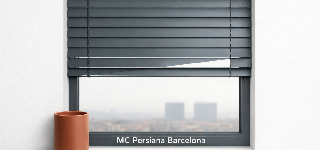 Ventana con persiana metálica a medio bajar, revela un paisaje urbano suave; ideal para explorar opciones de persianas en Hospitalet.