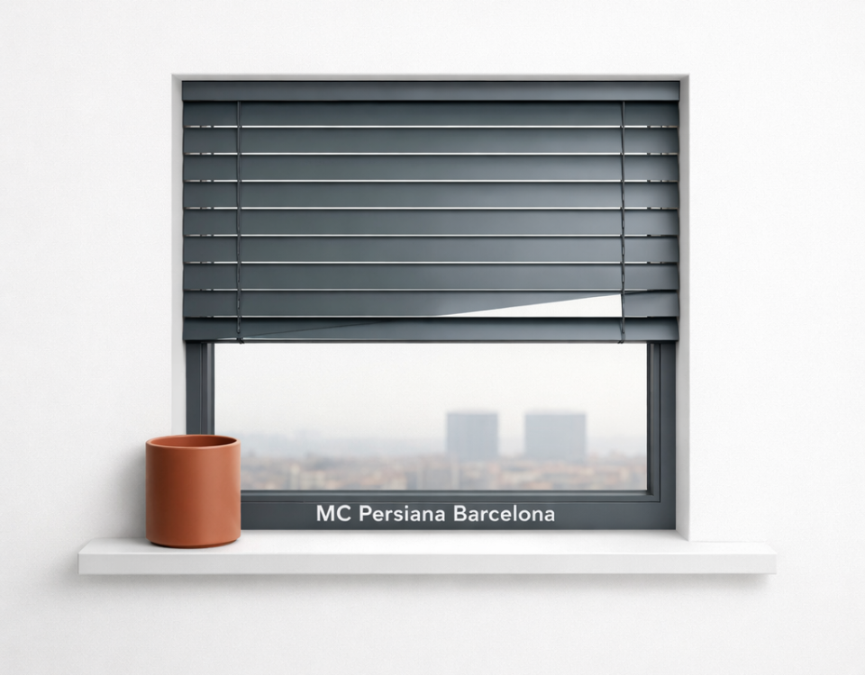 Ventana con persiana metálica a medio bajar, revela un paisaje urbano suave; ideal para explorar opciones de persianas en Hospitalet.