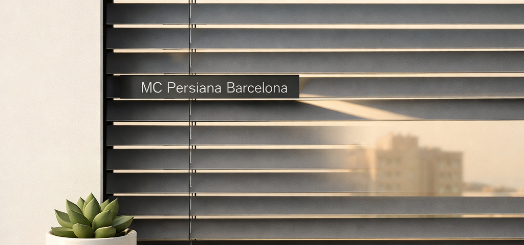Composición minimalista con persianas metálicas en una ventana; destaca un suculento y la silueta de un edificio en Hospitalet.