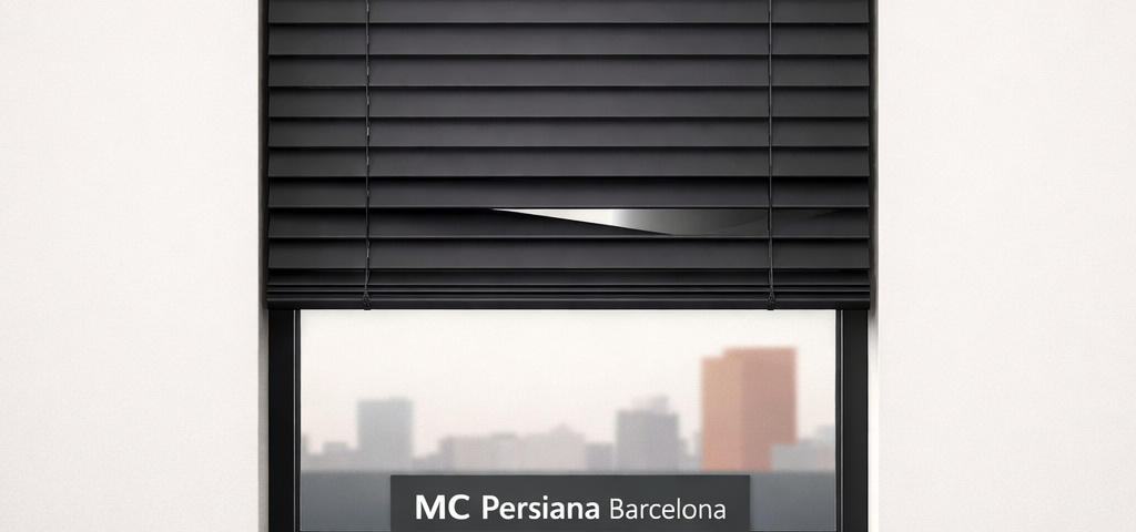 Ventana rectangular con persiana veneciana gris, un listón abierto, y un fondo suave que sugiere el skyline de Hospitalet de Llobregat. Mejor empresa para la instalación de persianas en Hospitalet de Llobregat.