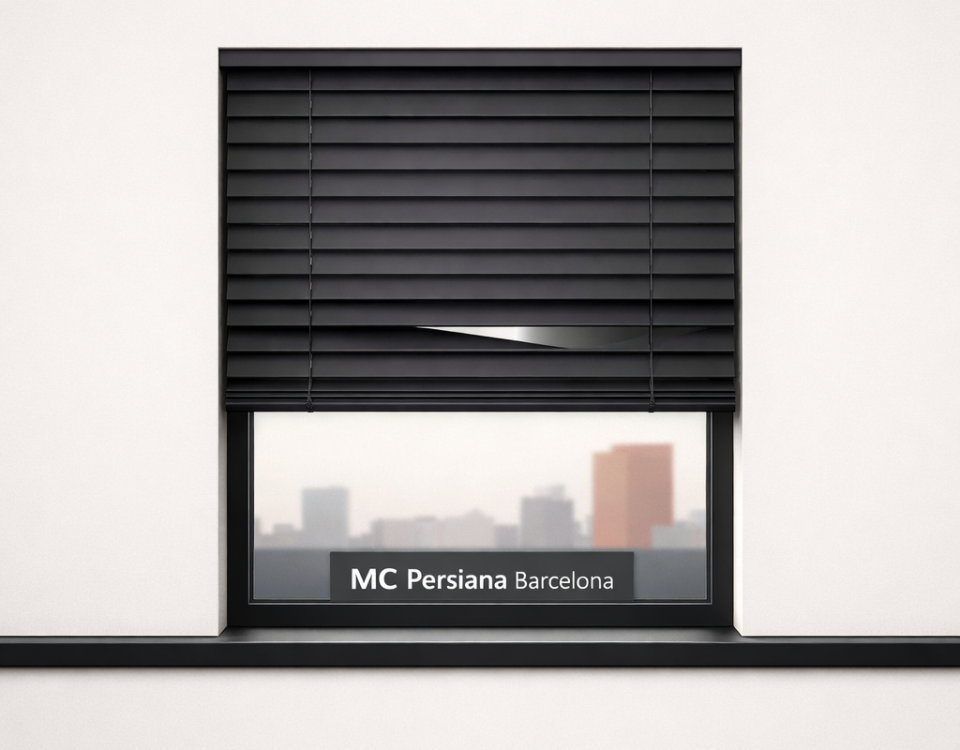 Ventana rectangular con persiana veneciana gris, un listón abierto, y un fondo suave que sugiere el skyline de Hospitalet de Llobregat. Mejor empresa para la instalación de persianas en Hospitalet de Llobregat.