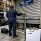 Cerrajero revisa persiana metálica en Barcelona junto a documentos; Encuentra los servicios mas populares para instalar cerraduras de persianas en Barcelona
