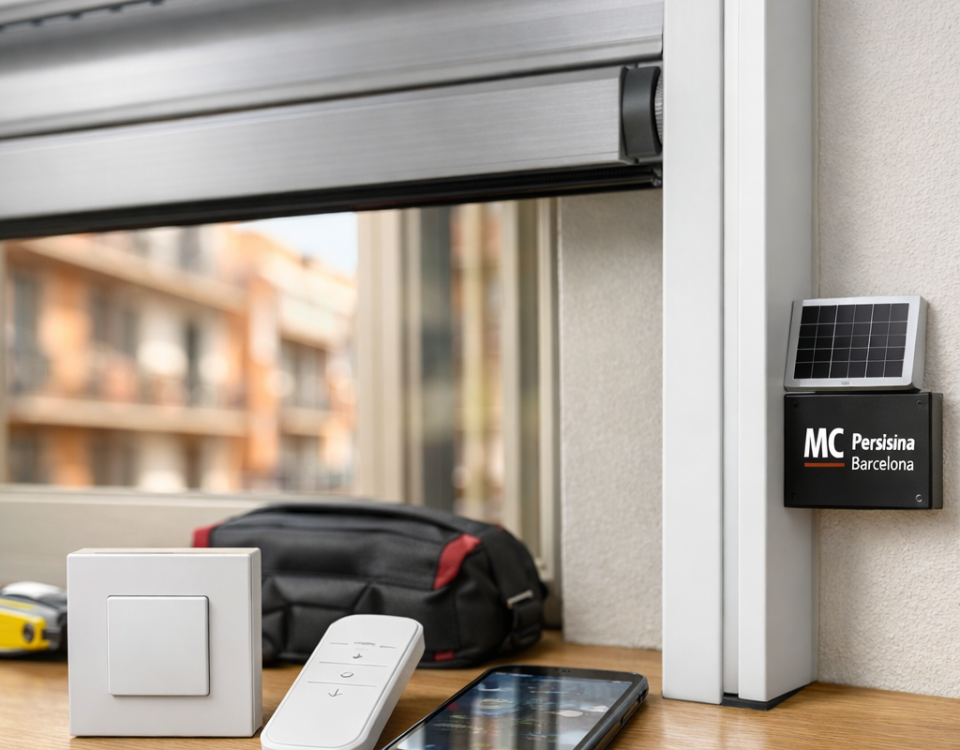 Persiana enrollable moderna en un piso de Barcelona con controles y kit solar; mejores opciones para persianas automaticas en Barcelona