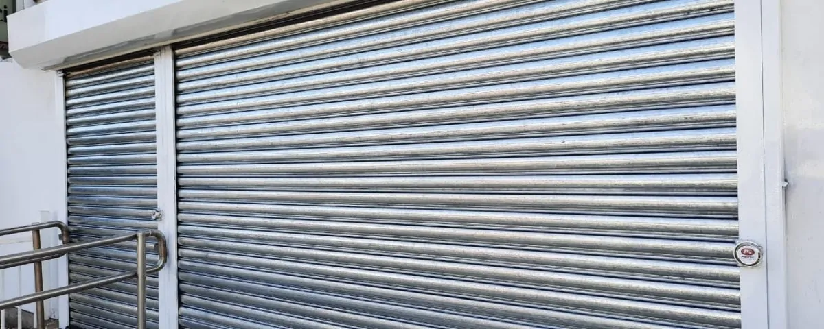 persianas metalicas para locales comerciales 1200x480 - ¿Cuáles son las mejores opciones de persianas metálicas para locales comerciales?