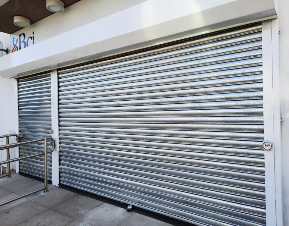 persianas metalicas para locales comerciales 960x750 - ¿Cuáles son las mejores opciones de persianas metálicas para locales comerciales?