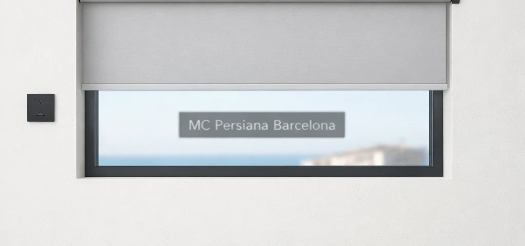 Ventana rectangular con persiana automática gris a medio bajar; cielo azul y silueta de tejados en el fondo. Donde puedo comprar persianas automaticas con instalacion incluida en Barcelona.