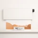 Persiana automática geométrica en blanco mate con motor de carbón, en un ambiente minimalista y cálido de Barcelona. Donde puedo comprar las persianas automaticas mas seguras en Barcelona.