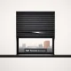 Ventana rectangular con persiana veneciana gris, un listón abierto, y un fondo suave que sugiere el skyline de Hospitalet de Llobregat. Mejor empresa para la instalación de persianas en Hospitalet de Llobregat.