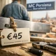 Etiqueta de precio "€45" en un estor metálico, con un operario en el fondo, buscando donde encontrar el mejor precio para la reparacion de persianas metalicas en Barcelona.