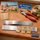 Reparación de persianas metálicas en Barcelona: slats, herramientas y etiquetas de precio en un alféizar de terracota.