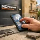 Primer plano de una mano sosteniendo un smartphone, buscando "Donde puedo contratar la instalacion de puertas de garaje en Barcelona".