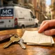 Mano sosteniendo un folleto en una mesa de café, con llaves y un ambiente cálido en Barcelona. Donde conseguir una tarifa competitiva para servicios de cerrajería en Barcelona.