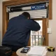 Técnico instala una persiana automática en Barcelona; documentos y móvil muestran la consulta “Cual es el mejor servicio de instalacion de persianas automaticas en Barcelona”.