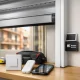 Persiana enrollable moderna en un piso de Barcelona con controles y kit solar; mejores opciones para persianas automaticas en Barcelona