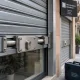 Primer plano de persiana reforzada con cilindro europeo y pernos laterales junto a otra mu00e1s simple; Que tipo de cerraduras para persianas ofrece mas seguridad